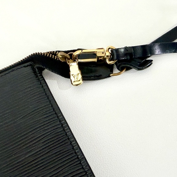 Authentic Louis Vuitton Pochette Accessoires in Noir Epi leather - Picture 4 of 8
